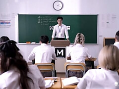 Gros cul, Gros seins, Sucer une bite, En levrette, 2 femmes 1 homme, Japonaise, Maigrichonne, Adolescente