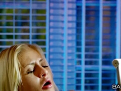 Blondine, Tschechisch, Lecken, Natürlichen titten, Büro, Muschi, Strümpfe