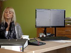 Chérie donne une poule mouillée pour le forage à un agent méchant