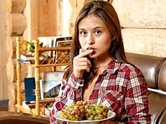 18 jaar, Kont, Bruinharig, Vingeren, Masturbatie, Alleen, Strippen, Tieten likken