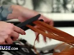 Grote lul, Diep in de keel, Hondjeshouding, Hd, Moeder die ik wil neuken, Roodharige vrouw, Tiener, Trio