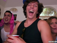 Tetas grandes, Rubia, Morena, Universidad, Residencia universitaria, Fiesta, Estrella porno, Público