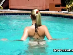 デカパイ, ビキニ, ブロンド, 巨乳な, 自家製, アウトドア, プール, オッパイの