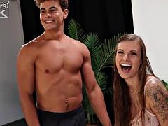 Blasen, Braunhaarige, Spermaladung, Behaart, Milf, Muskel, Tätowierung