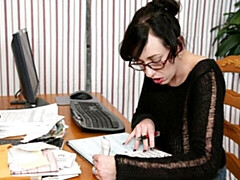 Short-haired chick Alia Janine gives a good handjob on the knees