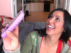 Beauté, Sucer une bite, Branlette thaïlandaise, Hard, Interracial, Fille latino, Monstre, Serré