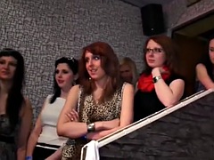 Sucer une bite, Brunette brune, Tir de sperme, Partouze, Hard, Public, Réalité, Adolescente