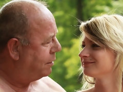 Blondine, Blasen, Hundestellung, Klaffend, Handjob, Im freien, Entkleiden, Tätowierung