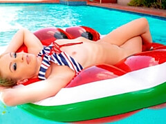 Grosser arsch, Grosser schwanz, Blasen, Hundestellung, Im freien, Jungendliche (18+), Titten, Spielzeuge