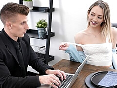 Grosse bite, Blonde, Sucer une bite, En levrette, Seins naturels, Maigrichonne, Adolescente, Nénés