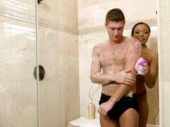 Diep in de keel, Zwart, Sperma in gezicht, Interraciaal, Likken, Natuurlijke tieten, Kut duiken, Douche