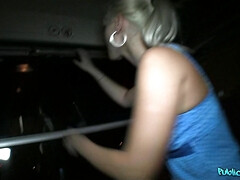 Chica, Cuarto de baño, Rubia, Engañando, Al aire libre, Pov, Público, Coño