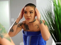 Bald lesbians Honey Gold & Paris Amour fuck