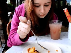 Dichtbij, Dansen, Masturbatie, Orgasme, Openbaar, Alleen, Spuiten, Onder de rok