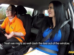 Gros seins, Brunette brune, Rondelette, Embrassement, Lesbienne, Léchez, Nue  à poil, Nénés