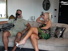 巨大クリトリス, デカチン, デカパイ, ブロンド, チン, バック, 手コキする, 熟年