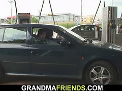 Old blonde woman double penetration in the fields