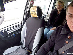 Sucer une bite, Voiture, Tir de sperme, Doigter, Mature, Orgasme, De plein air, Voyeur