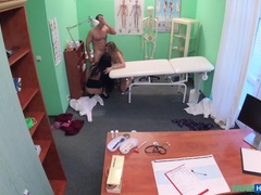 Sucer une bite, Médecin, 2 femmes 1 homme, Infirmière, Chatte, Fessée, Plan cul à trois, Uniforme