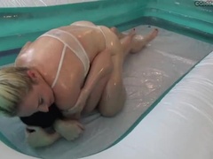 デカ尻, デカパイ, ビキニ, 巨乳な, 女性のケンカ, 巨大, 水着, レスリング