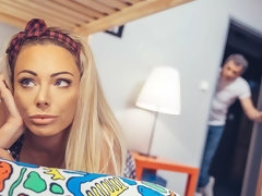 In den arsch, Blasen, Hundestellung, Doppelpenetration, Fingern, Hardcore, Tätowierung, Spielzeuge