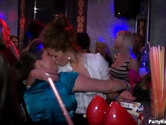 Grote mammen, Naakte man aangeklede vrouw, Sperma shot, Groep, Hardcore, Interraciaal, Orgie, Feest
