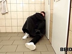 In den arsch, Grosser arsch, Grosse titten, Braut, Braunhaarige, Betrug, Pummelig, Toilette