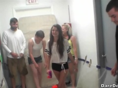 Bikini, Blonde, Sucer une bite, Collège université, Fête, Piercing, Rasée, Maigrichonne