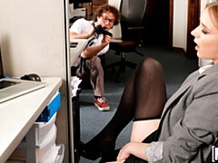 Grote lul, Pijpbeurt, Hondjeshouding, Kantoor, Roodharige vrouw, Mager, Kousen, Tiener