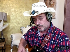 18 ans, Gros seins, Sucer une bite, Brunette brune, Tir de sperme, Fait maison, Fille latino, Rugueux