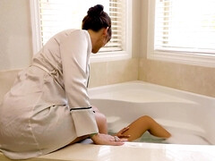 Grosser arsch, Braunhaarige, Gesichtssitzen, Absätze, Italienisch, Lesbisch, Piercing, Hintern versohlen