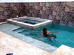 Verga grande, Mamada, Morena, Latina, Músculo, Piscina, Español, Tatuaje