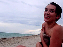 18 años, Morena, Corridas faciales, Cabello corto, Flaco, Tetas