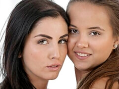 Gros seins, Embrassement, Lesbienne, Léchez, Lingerie, Mère que j'aimerais baiser, Dénudage, Nénés