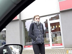 18 jaar, Grote mammen, Pijpbeurt, Bruinharig, Hondjeshouding, Buiten, Mager, Tiener