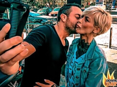 Gros cul, Sucer une bite, En levrette, De plein air, Pov, Rasée, Tatouage, Adolescente