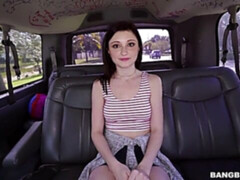 Brunette brune, Voiture, Branlette thaïlandaise, Rasée, Maigrichonne, Dénudage, Adolescente, Nénés