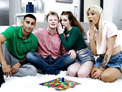 18 ans, Gros cul, Grosse bite, Sucer une bite, En levrette, Le plan cul à quatre, Seins naturels, Nénés