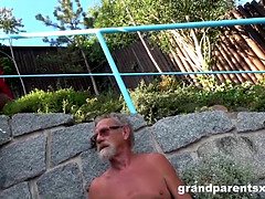 Tetas grandes, Mamada, Madura, Estilo perrito, Penetracion con dedos, Abuelo, Pajear, Al aire libre